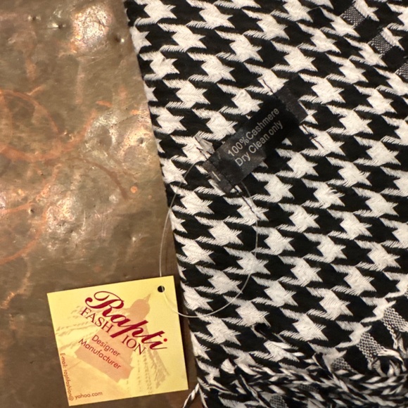 Beautiful Cashmere Scarf - Picture 2 of 2